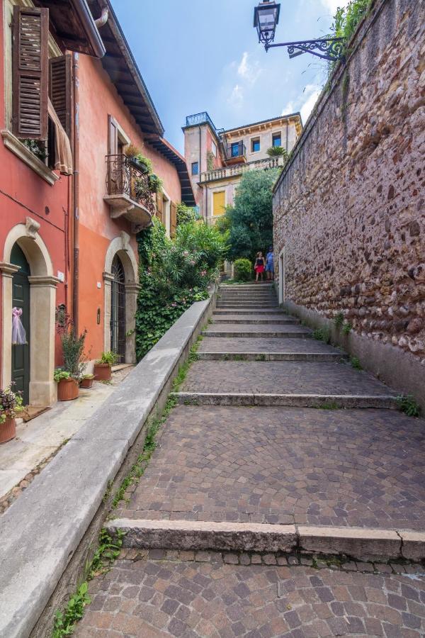 Ponte Pietra No 5 Sulla Romantica Scalinata Verona Exterior foto