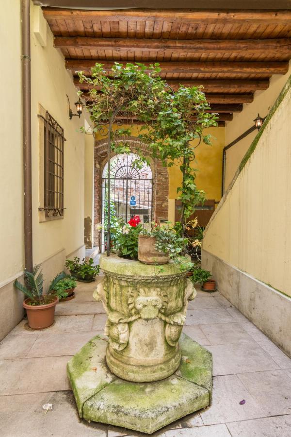 Ponte Pietra No 5 Sulla Romantica Scalinata Verona Exterior foto