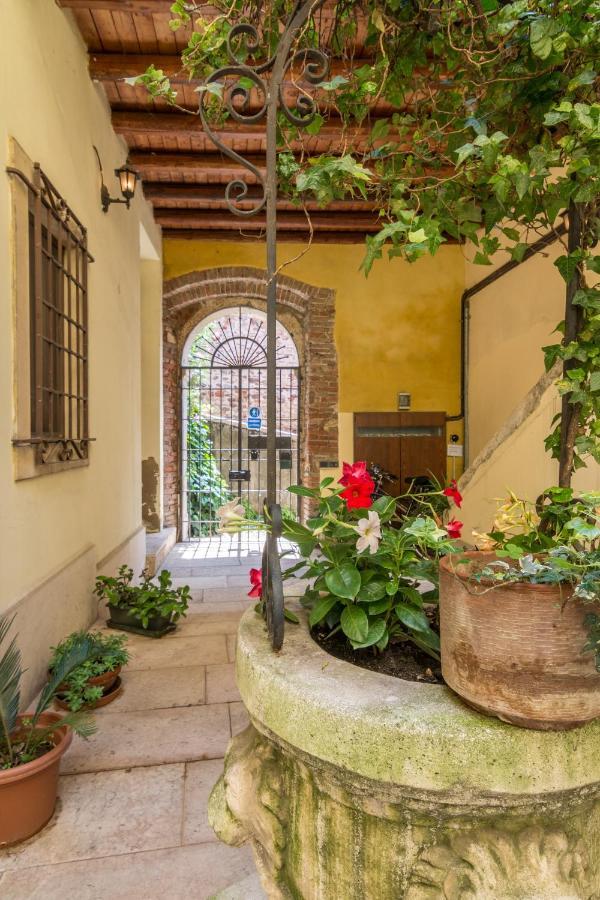 Ponte Pietra No 5 Sulla Romantica Scalinata Verona Exterior foto