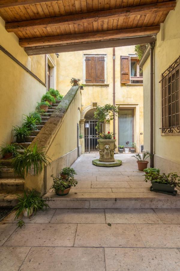 Ponte Pietra No 5 Sulla Romantica Scalinata Verona Exterior foto